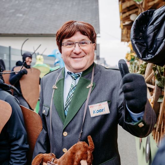 Bild enthält, Lady, Person, Adult, Male, Man, Formal Wear, Tie, Face, Coat, Smile