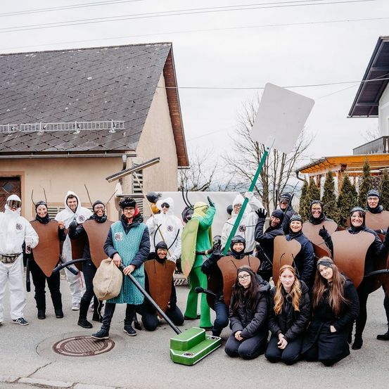 Bild enthält, People, Person, Sword, Groupshot, Outdoors, Shelter, Shovel, Gun, Urban, Worker