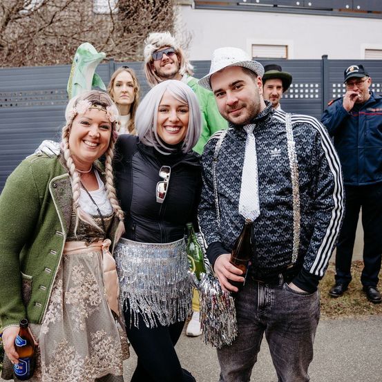 Bild enthält, Pants, People, Person, Adult, Female, Woman, Jacket, Male, Man, Photobombing