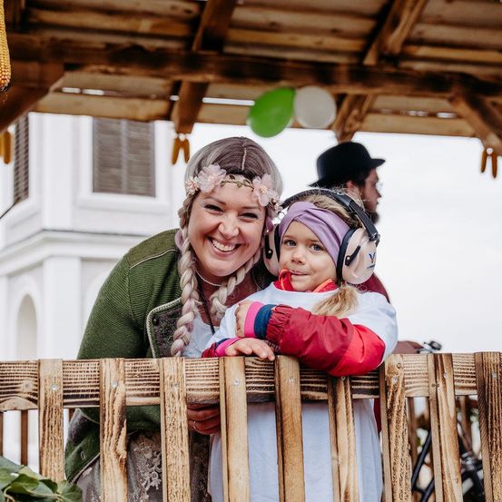 Bild enthält, Potted Plant, People, Shelter, Photography, Portrait, Flower Arrangement, Flower Bouquet, Smile, Hat, Cap