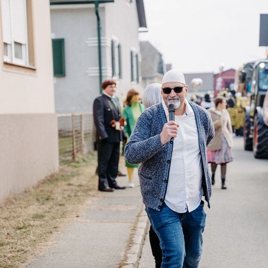 Bild enthält, Adult, Male, Man, Person, Clothing, Coat