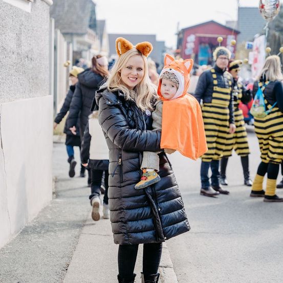 Bild enthält, People, Person, Photobombing, Urban, Adult, Female, Woman, Coat, Jacket, Shoe