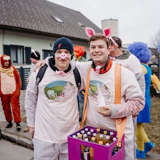 Bild enthält, Adult, Female, Person, Woman, Male, Man, People, Coat, Face, Festival
