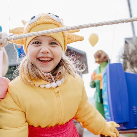 Bild enthält, Face, Head, Person, Photography, Portrait, Happy, Smile, Hat, Outdoors, Play Area