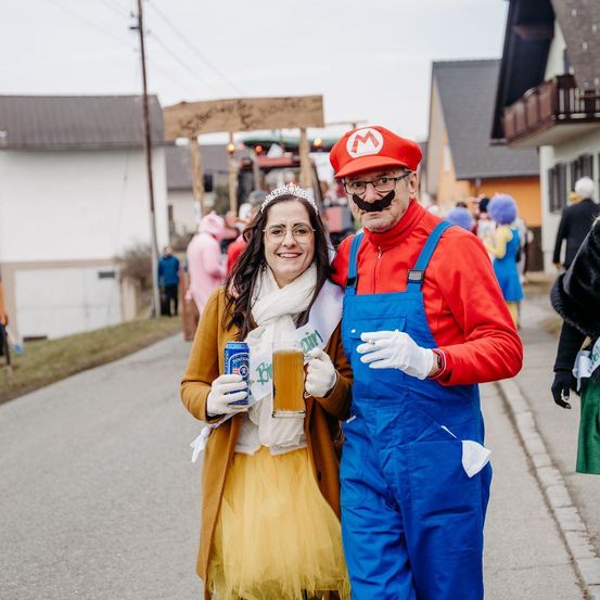 Bild enthält, Neighborhood, Glove, Adult, Male, Man, Person, Advertisement, Beer, Shelter, Poster