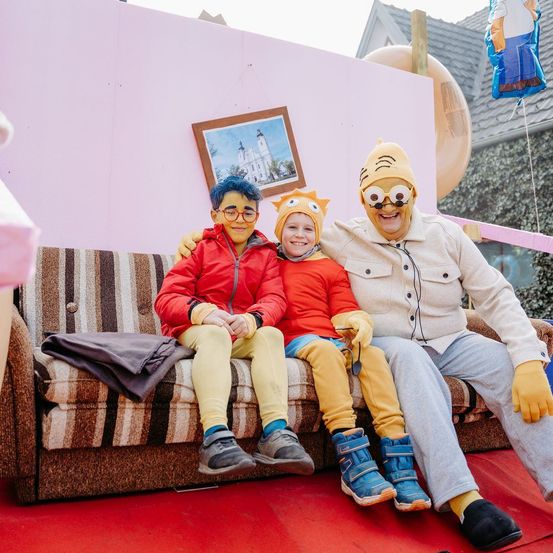 Bild enthält, Pants, Head, Photography, Portrait, Couch, People, Shoe, Jeans, Shelter, Coat