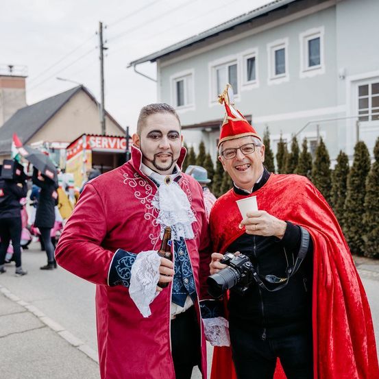 Bild enthält, Adult, Male, Man, Person, Shoe, Festival, Christmas, Glove, Cup, Hat
