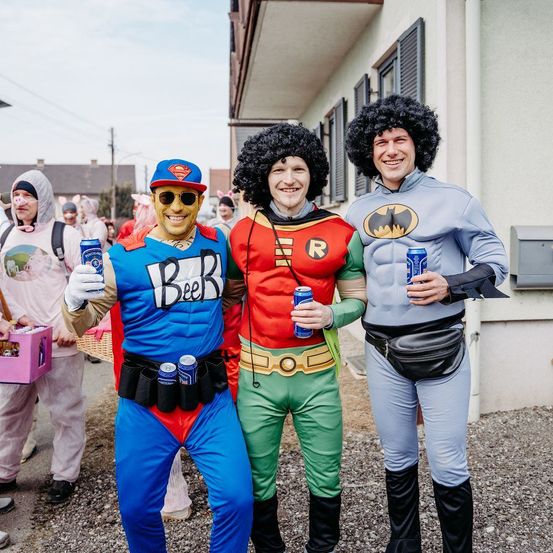 Bild enthält, Clothing, Costume, Person, Pants, Glove, Face, Portrait, Hair, Baseball Cap, Sunglasses