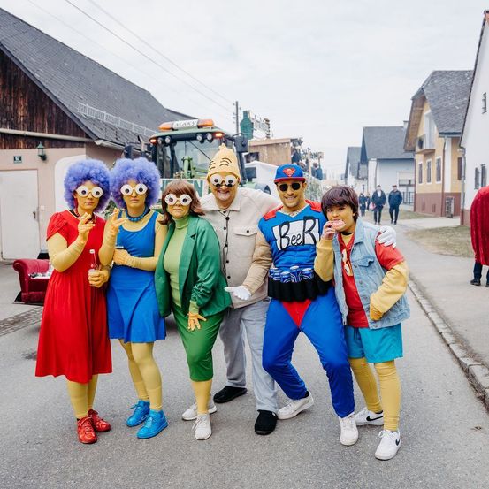 Bild enthält, Skirt, Adult, Female, Person, Woman, Jacket, Festival, Male, Man, Face