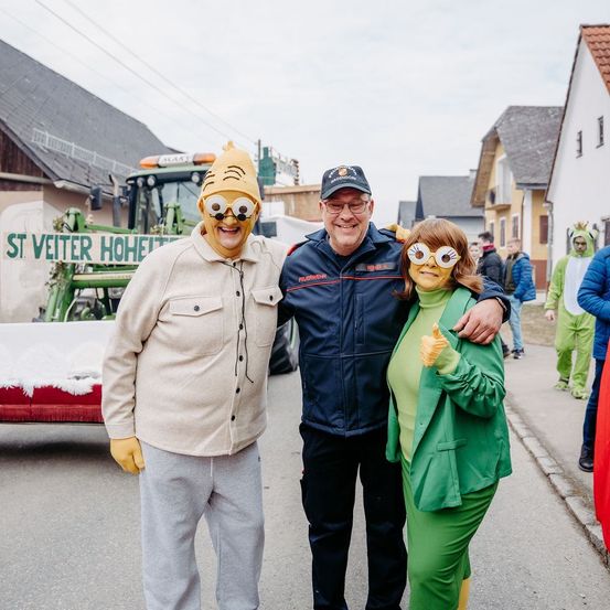 Bild enthält, Coat, People, Person, Pants, Jacket, Adult, Male, Man, Photobombing, Woman