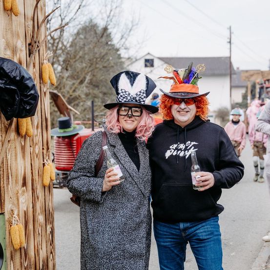 Bild enthält, Pants, Coat, Hoodie, Person, Adult, Male, Man, Female, Woman, Wheel