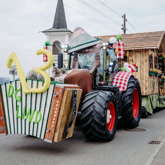 Bild enthält, Person, Wheel, Urban, Coat, Vehicle, City, Bulldozer, Shoe, Shorts, Outdoors