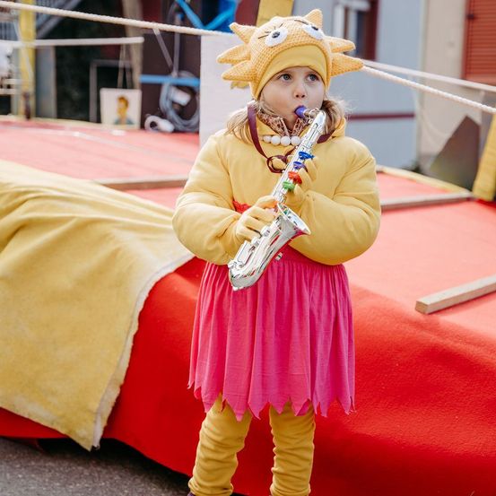 Bild enthält, Costume, Person, Child, Female, Girl, Photography, Portrait, Hat, Coat, Performer