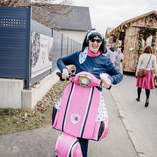 Bild enthält, Adult, Female, Person, Woman, Scooter, Vehicle, Coat, Motorcycle, E-scooter, Portrait