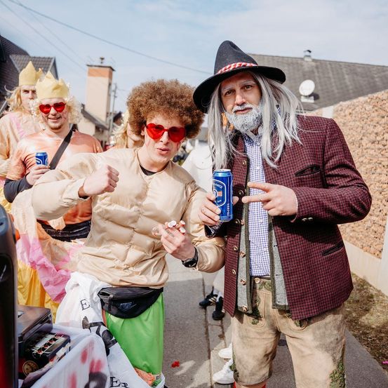 Bild enthält, Clothing, Coat, Person, Hair, Can, Tin, Face, Head, Accessories, Sunglasses