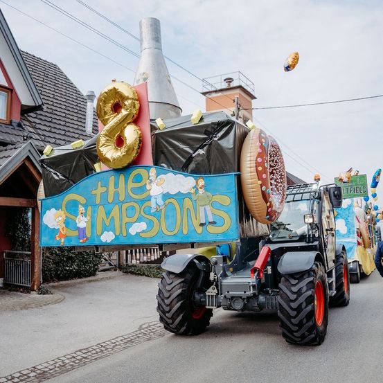 Bild enthält, Urban, Shelter, City, Wheel, Jeans, Person, Coat, Jacket, Street, Shoe