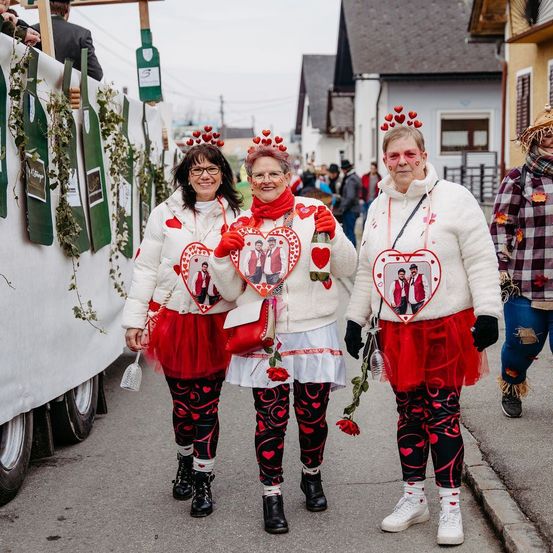 Bild enthält, People, Person, Adult, Female, Woman, Coat, Festival, Glove, Wheel, Face