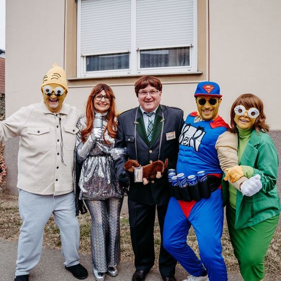 Bild enthält, Costume, Person, Coat, Jacket, Pants, Adult, Female, Woman, Male, Man