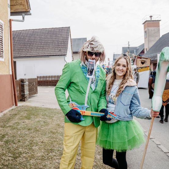 Bild enthält, Spear, Weapon, Advertisement, Person, Clothing, Skirt