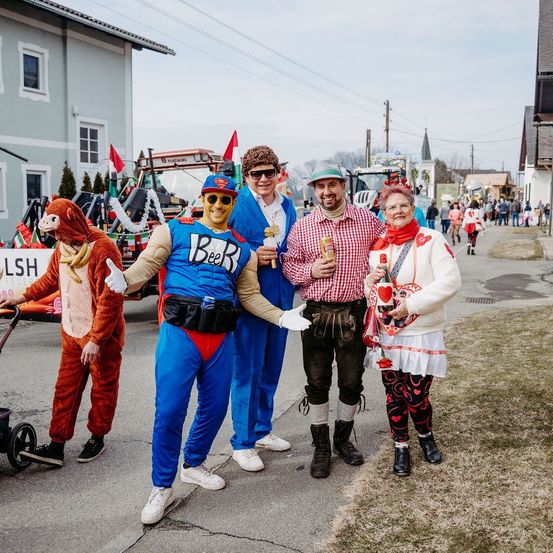 Bild enthält, People, Person, Adult, Female, Woman, E-scooter, Male, Man, Glove, Banana