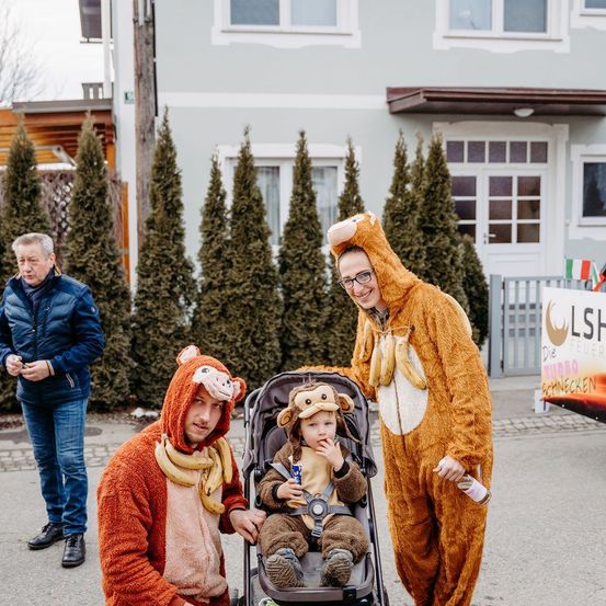 Bild enthält, People, Person, Pushing, Adult, Female, Woman, Male, Man, Jacket, Scarf