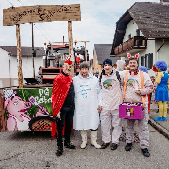 Bild enthält, People, Person, Shelter, Urban, Neighborhood, City, Portrait, Street, Adult, Man