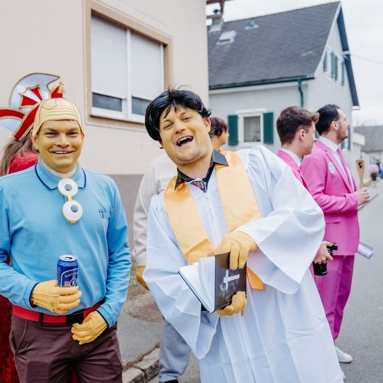 Bild enthält, Glove, People, Person, Adult, Female, Woman, Face, Male, Man, Can