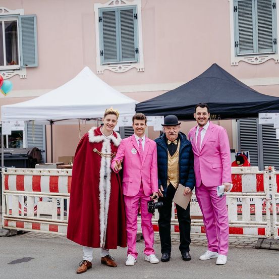 Bild enthält, People, Person, Shelter, Adult, Male, Man, Coat, Bride, Female, Woman