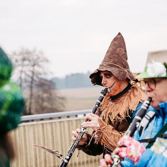 Bild enthält, Photography, Clarinet, Musical Instrument, Oboe, Person, Face, Head, Portrait, Crossbow, Weapon