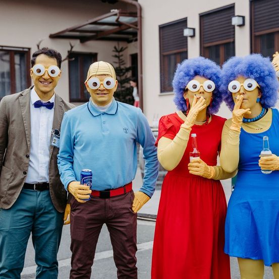 Bild enthält, Adult, Female, Person, Woman, Male, Man, Glove, E-scooter, Face, Festival