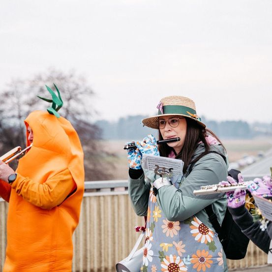 Bild enthält, Adult, Female, Person, Woman, Head, Face, Photography, Male, Man, Gun