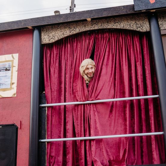 Bild enthält, Architecture, Building, Outdoors, Shelter, People, Person, Photo Booth, Face, Head, Balloon