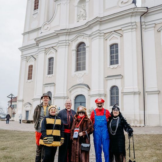 Bild enthält, Adult, Female, Person, Woman, People, College, Male, Man, Jacket, Gothic Arch
