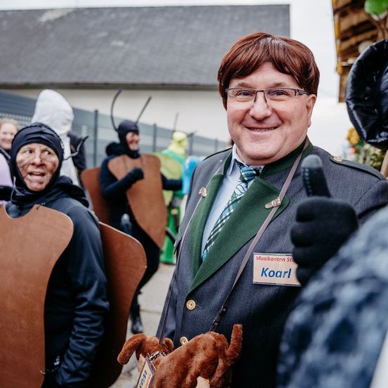 Bild enthält, Coat, Jacket, Person, Photography, Portrait, Smile, Glasses, Blazer, Adult, Man