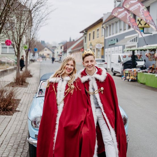 Bild enthält, Clothing, Coat, People, Person, City, Road, Street, Urban