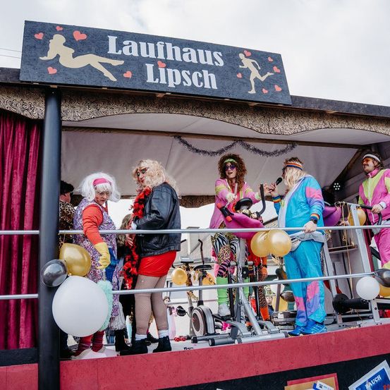 Bild enthält, Adult, Female, Person, Woman, Shorts, Festival, People, Face, Balloon, Coat