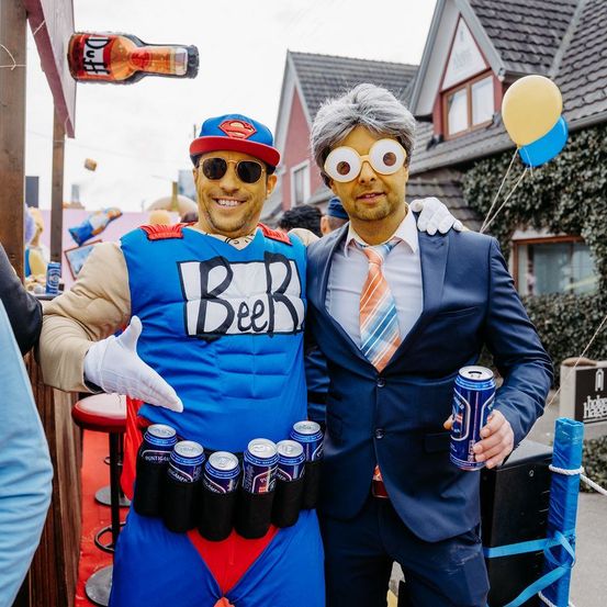 Bild enthält, Costume, Person, Glove, Adult, Male, Man, Can, Face, Portrait, Balloon