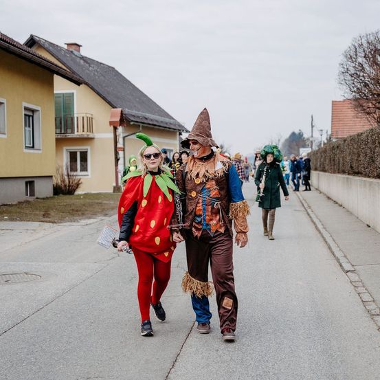 Bild enthält, People, Person, Adult, Female, Woman, Coat, Shoe, Bridegroom, Walking, Face