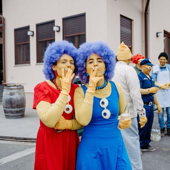 Bild enthält, Adult, Female, Person, Woman, Costume, Glove, Face, Head, Hair, Shoe