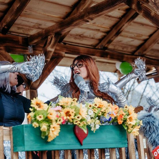 Bild enthält, Flower, Flower Arrangement, Flower Bouquet, Photography, Face, Head, Person, Adult, Female, Woman