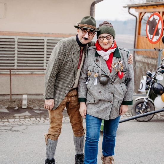 Bild enthält, Clothing, Pants, Coat, Jeans, Jacket, Face, Person, Portrait, People, Shoe