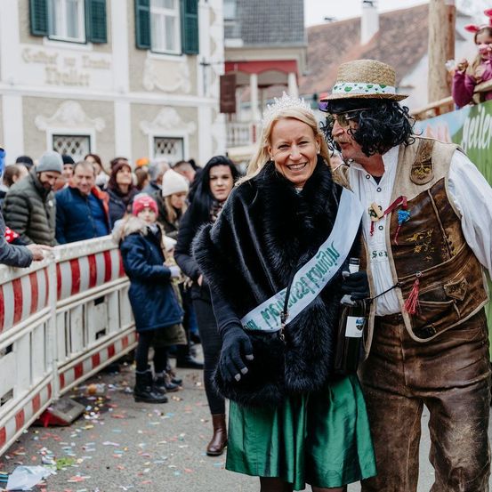 Bild enthält, People, Person, Balloon, Coat, Adult, Male, Man, Lady, Face, Head
