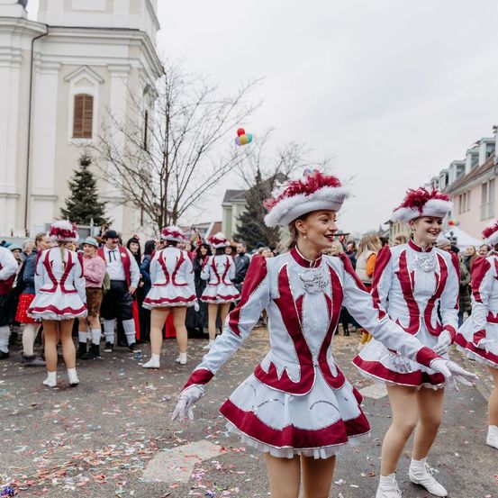 Bild enthält, People, Person, Clothing, Jeans, Pants, Helmet, Footwear, Shoe, Flash Mob