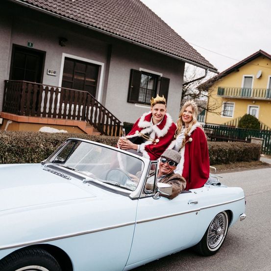 Bild enthält, Adult, Male, Man, Person, Car, Bride, Female, Woman, Wheel, Portrait