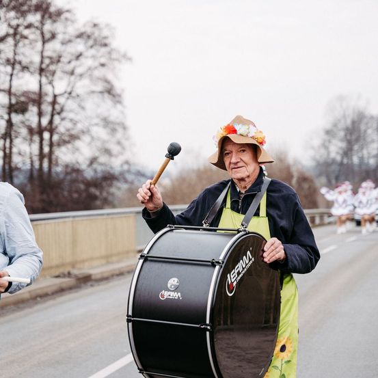 Bild enthält, Adult, Male, Man, Person, Performer, Music, Musical Instrument, Musician, Drummer, Face