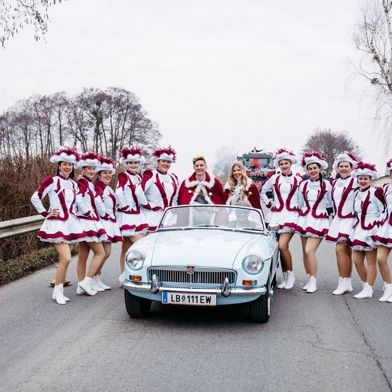 Bild enthält, People, Person, Car, Transportation, Vehicle, Clothing, Skirt, Cheerleading, Machine, Wheel