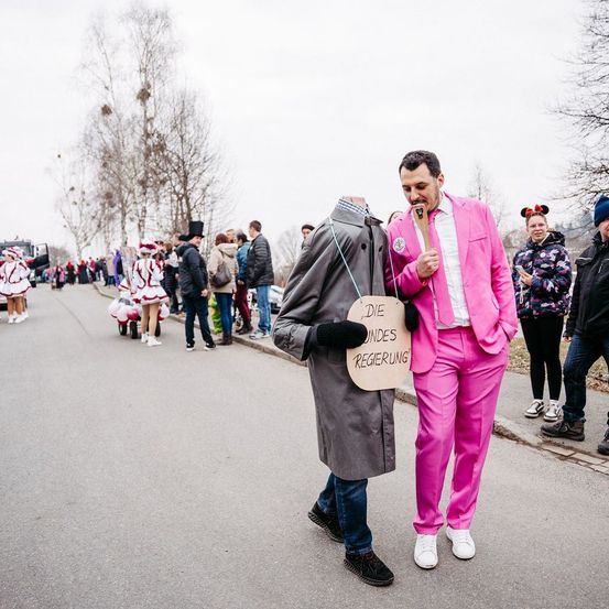 Bild enthält, Person, Walking, Coat, Pants, Suit, People, Jacket, Blazer, Adult, Man