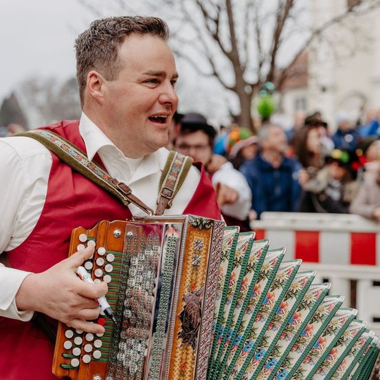 Bild enthält, Head, Person, Face, Adult, Male, Man, Musical Instrument, Happy