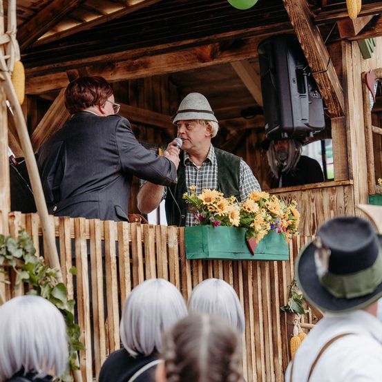 Bild enthält, Adult, Female, Person, Woman, Male, Man, Face, Hat, Nature, Outdoors