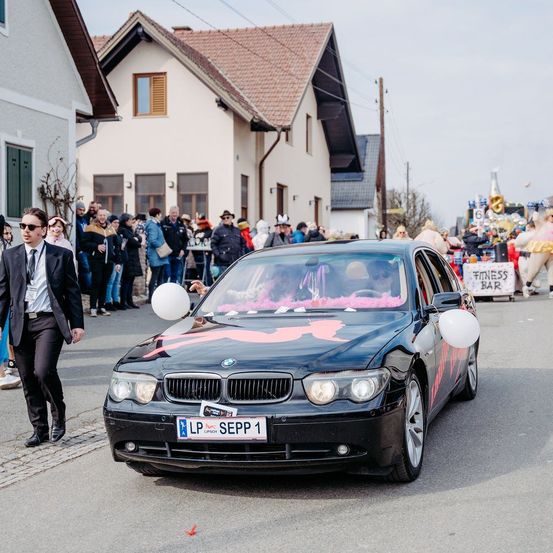 Bild enthält, Pants, People, Person, Car, Vehicle, Coat, Wheel, Jeans, Shoe, Bumper